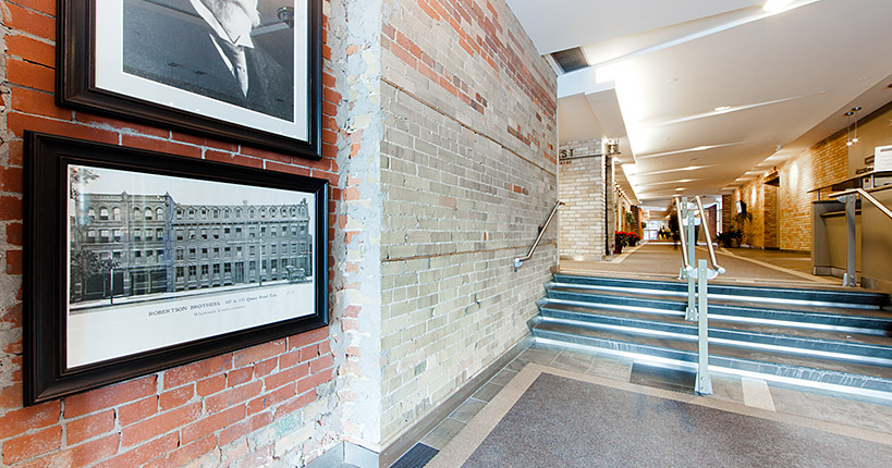 QRC East - 111 Queen E, Toronto- interior building photo/photo de l'intérieur de l'immeuble